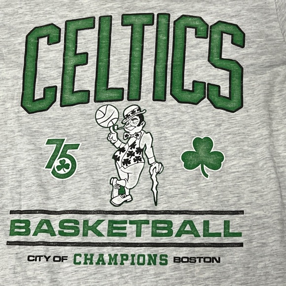 Boston Celtics NBA Basketball Retro Crewneck Tshirt - Picture 4 of 6